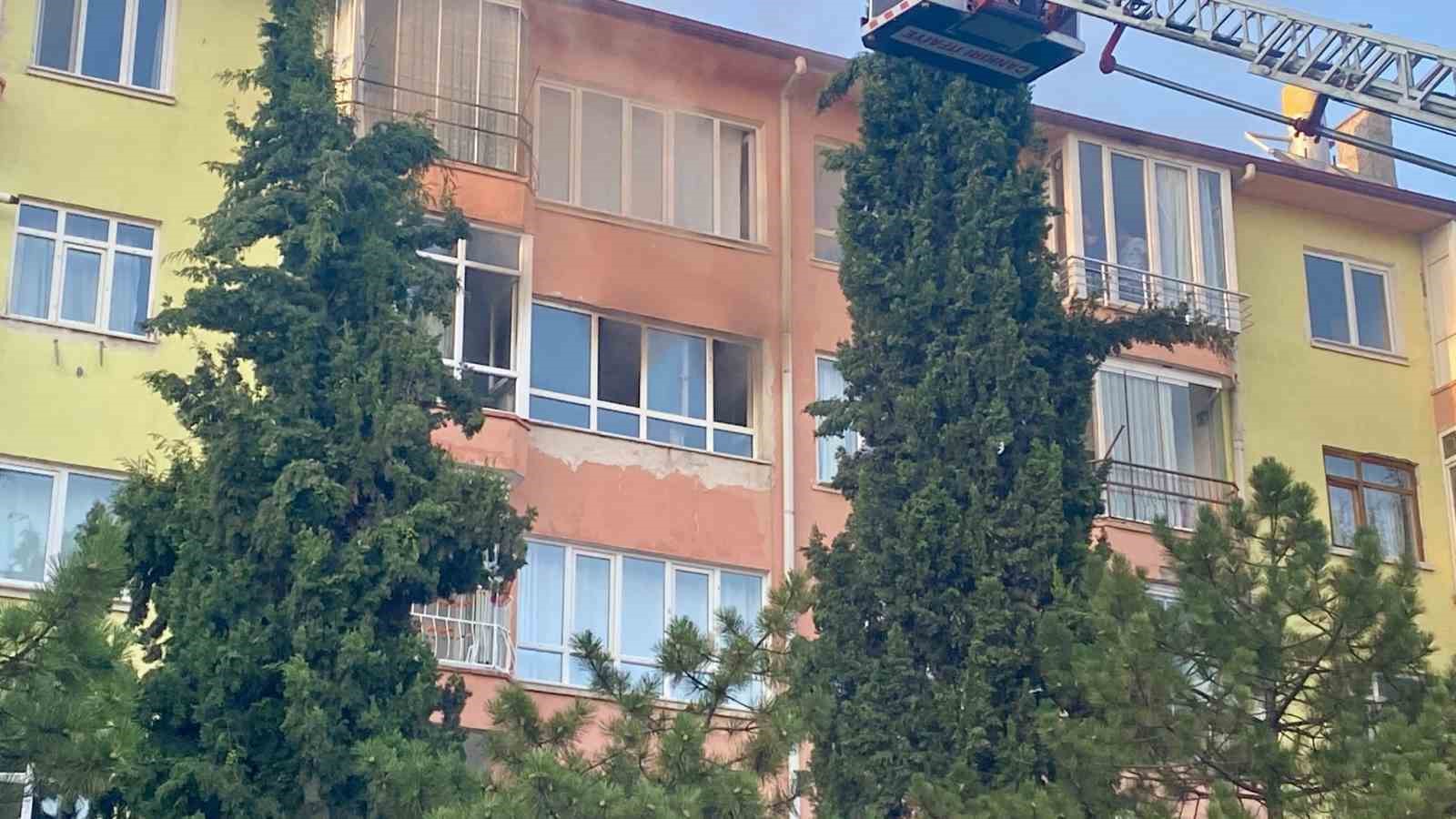 Apartman dairesindeki yangın 1 kişiyi hastanelik etti
