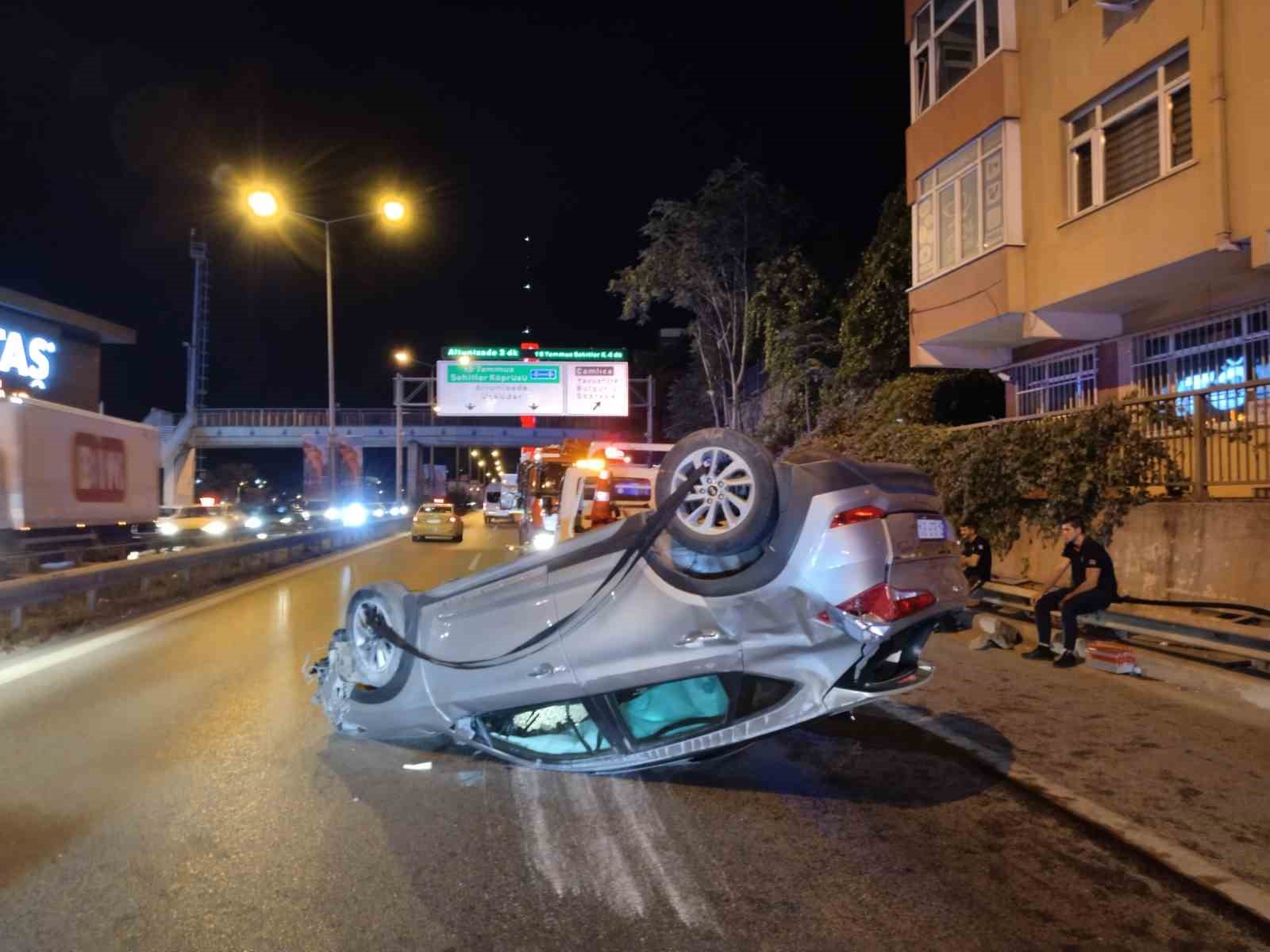 Üsküdar’da kontrolden çıkan otomobilin çarptığı araç takla attı
