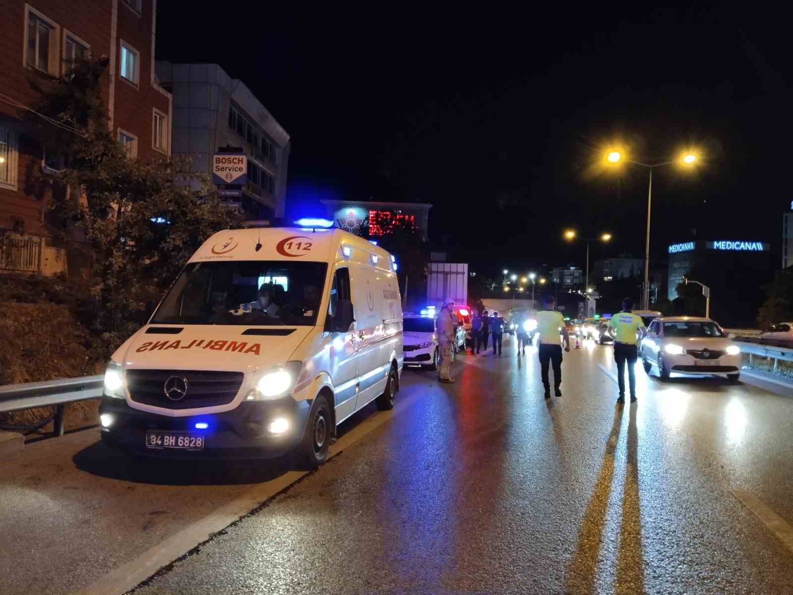 Üsküdar’da kontrolden çıkan otomobilin çarptığı araç takla attı
