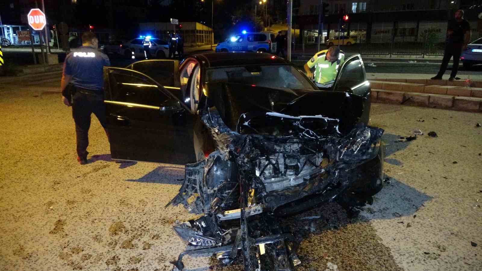 Yozgat’ta iki otomobilin çarpıştığı kazada 6 kişi yaralandı
