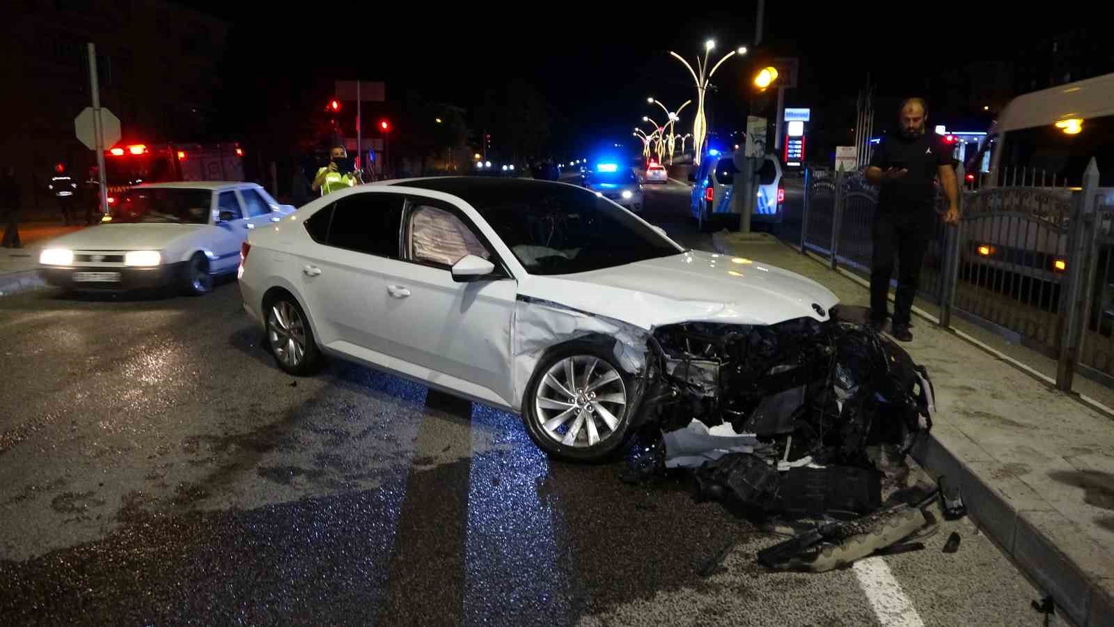 Yozgat’ta iki otomobilin çarpıştığı kazada 6 kişi yaralandı
