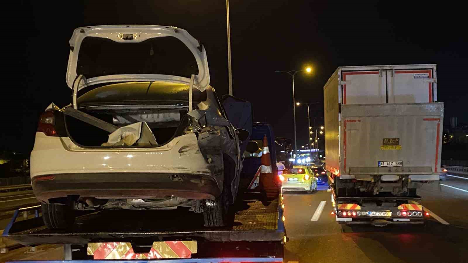 TEM Otoyolu’nda 3 araçlı zincirleme trafik kazası: 3 yaralı
