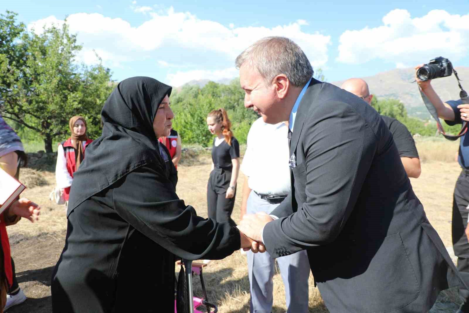 Şehit mezarına bayrak asma töreni düzenlendi
