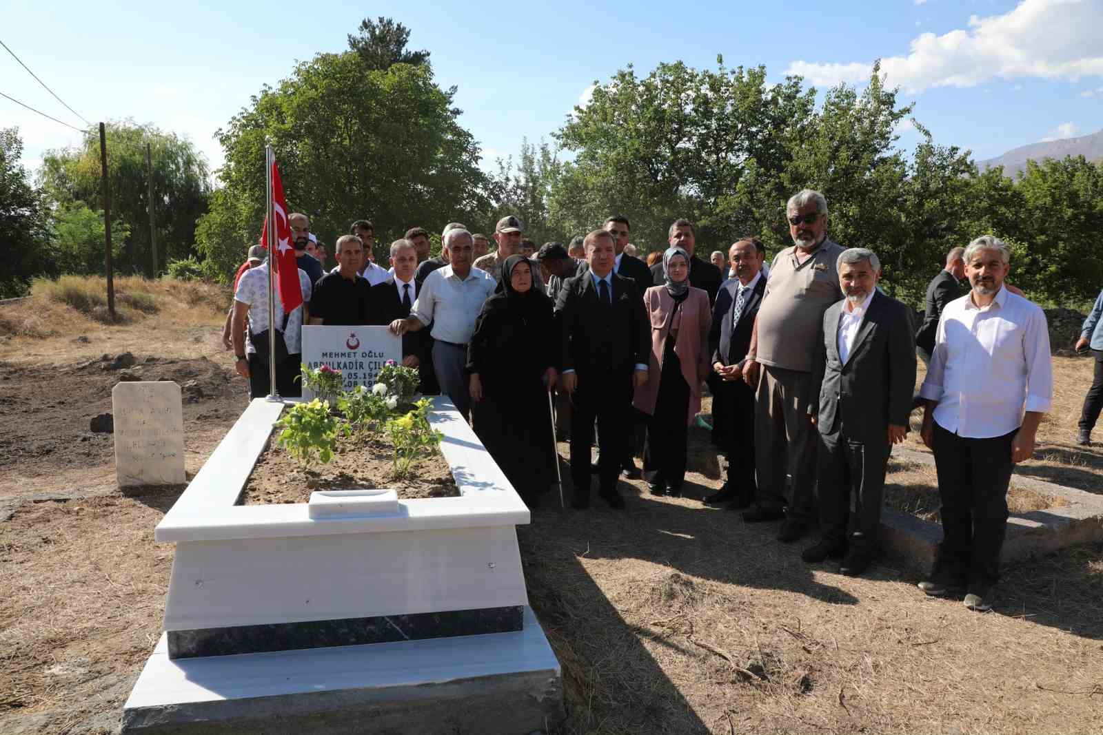 Şehit mezarına bayrak asma töreni düzenlendi
