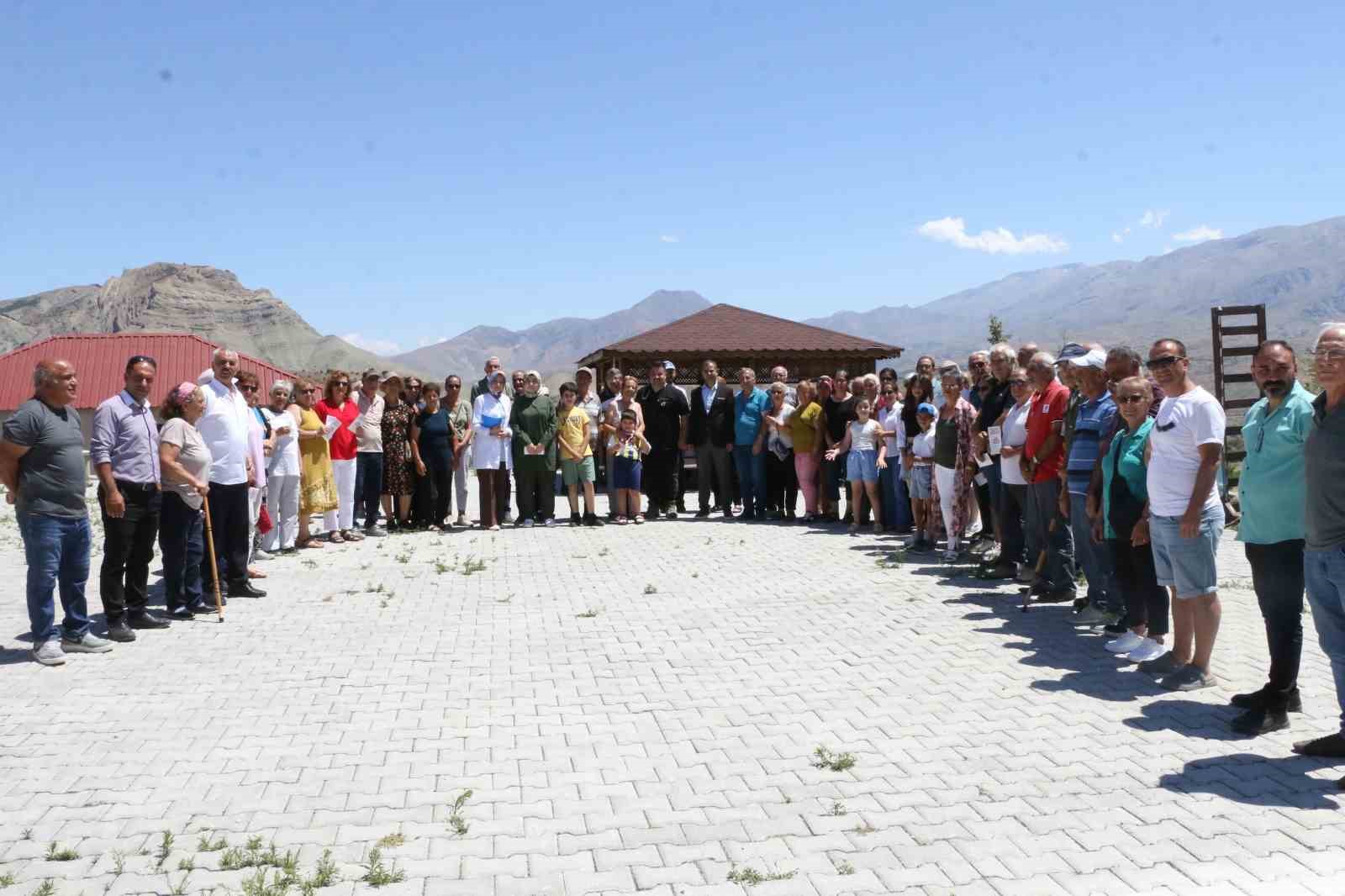 Sağlık ekipleri köylerde keneye karşı vatandaşları bilgilendiriyor
