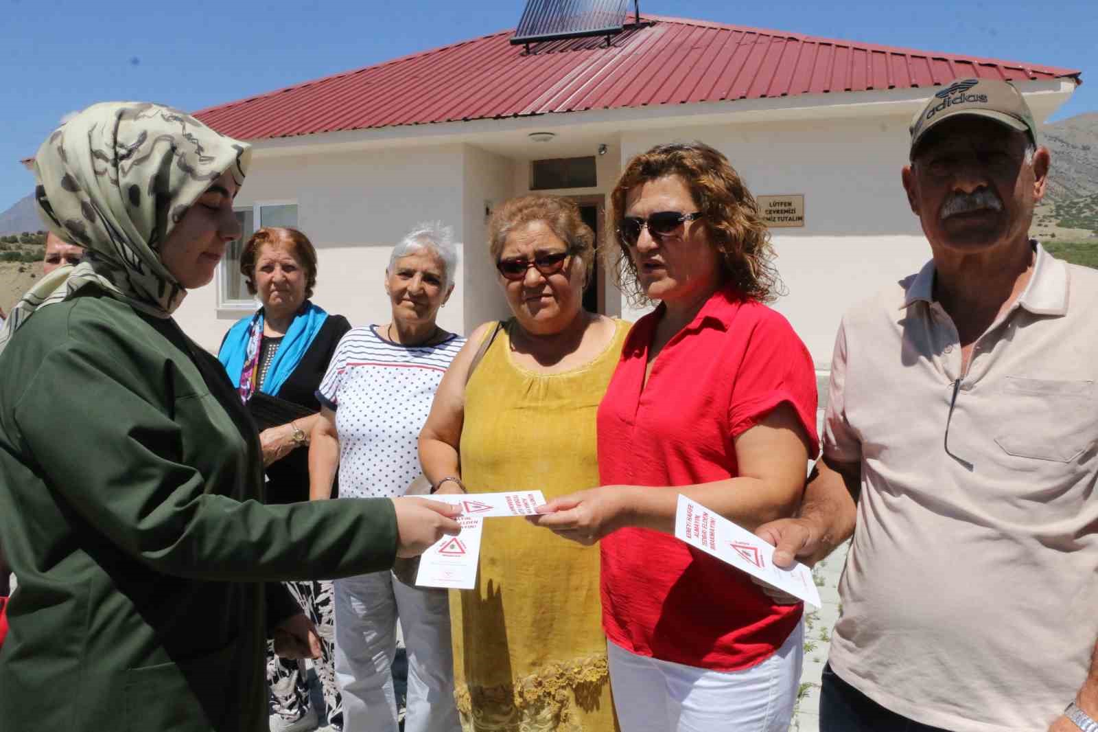 Sağlık ekipleri köylerde keneye karşı vatandaşları bilgilendiriyor
