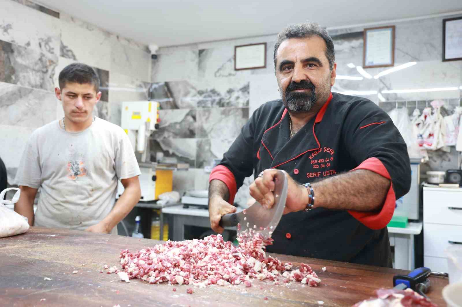 8 yaşındayken elini kıyma makinesine kaptıran kasabın, 5 parmağında 10 marifet
