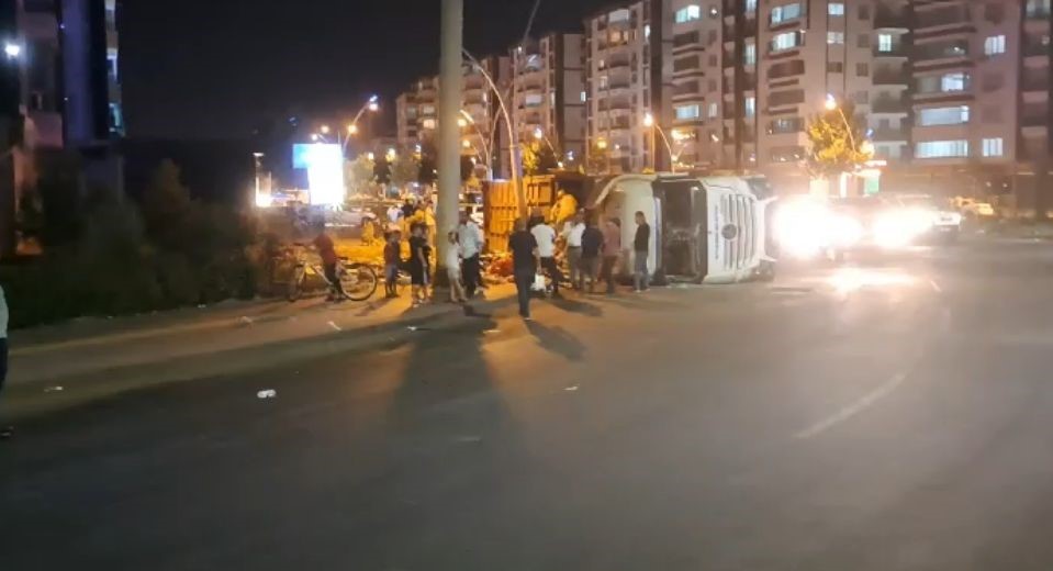 Diyarbakır’da virajı alamayan çöp kamyonu devrildi: 1 yaralı
