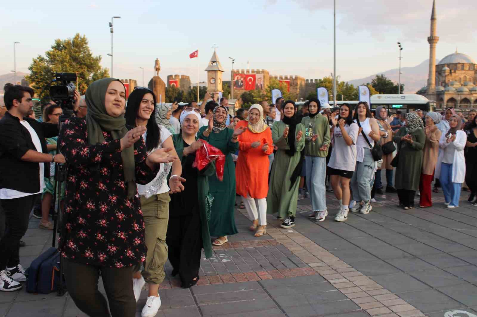 Sivas halayı Kayseri’de sergilendi
