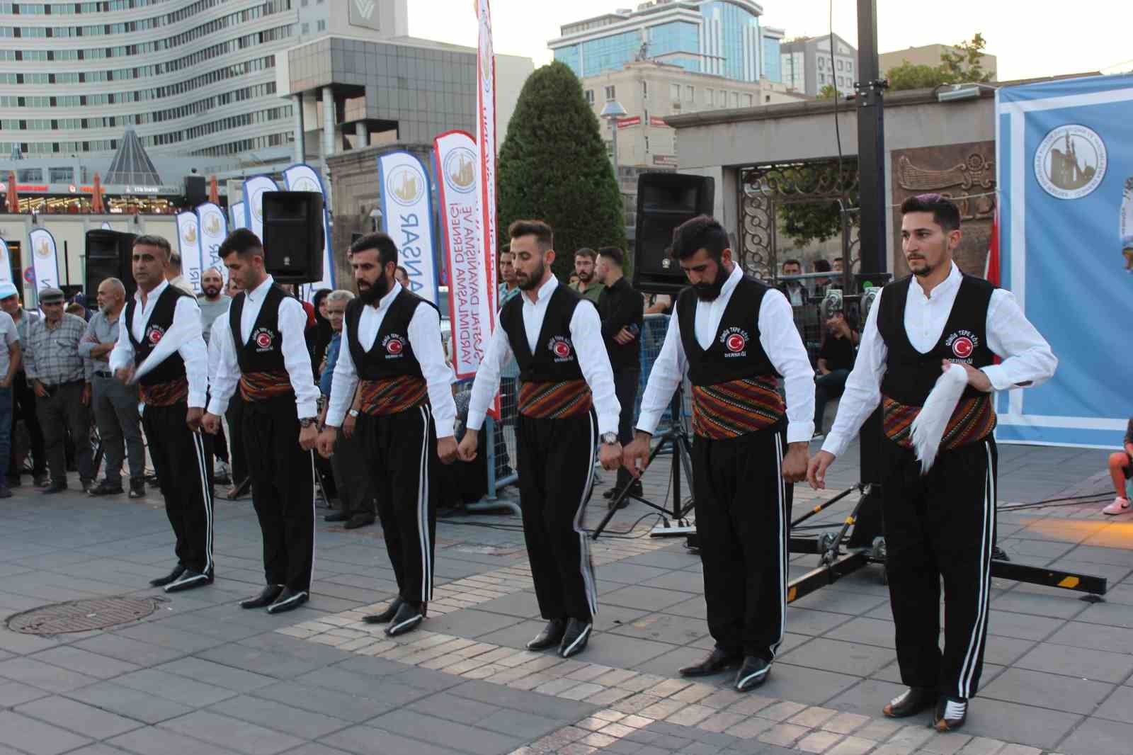 Sivas halayı Kayseri’de sergilendi
