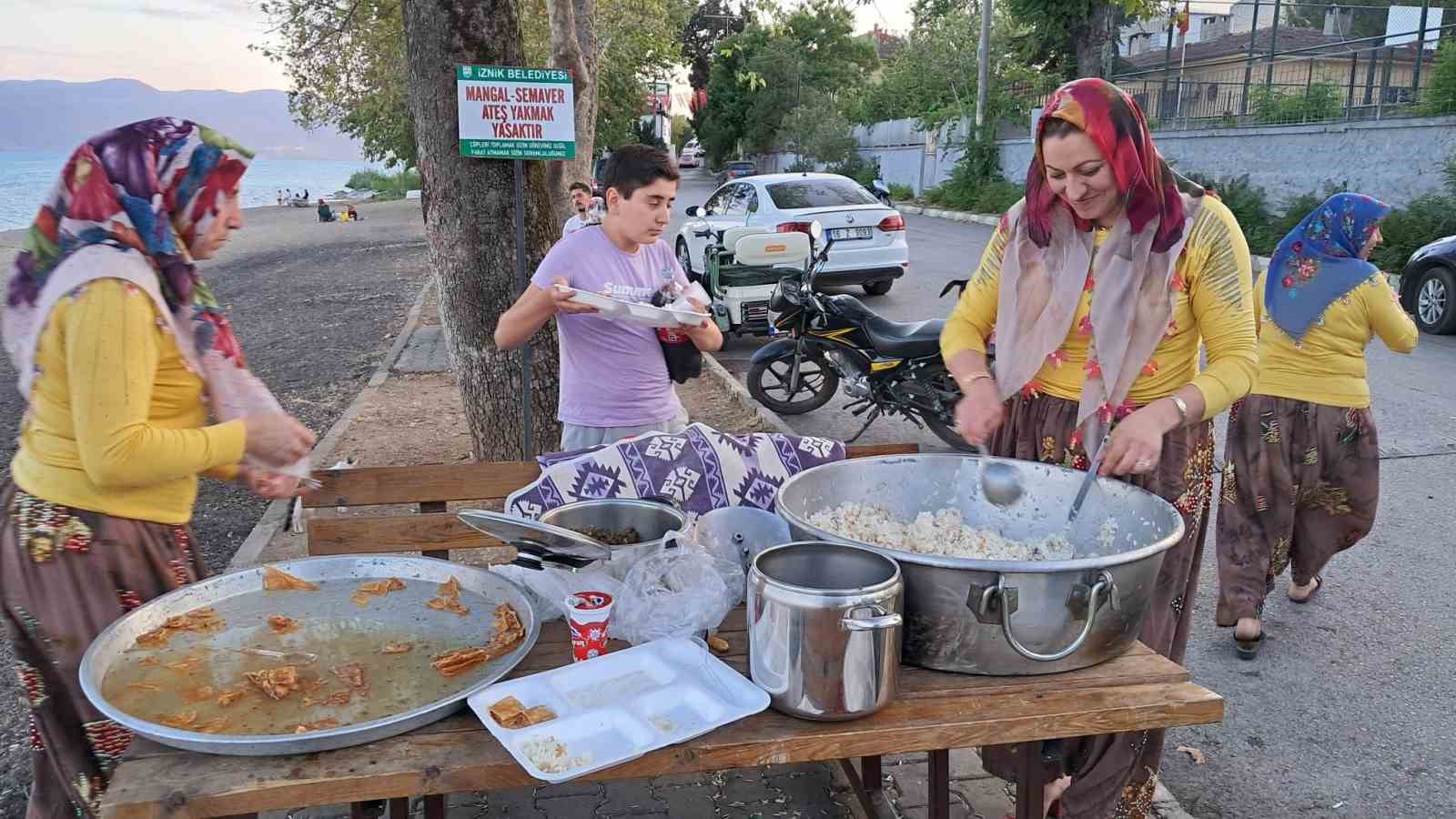 Kayınvalideler önce tarlada çalıştı, sonra eğlendi
