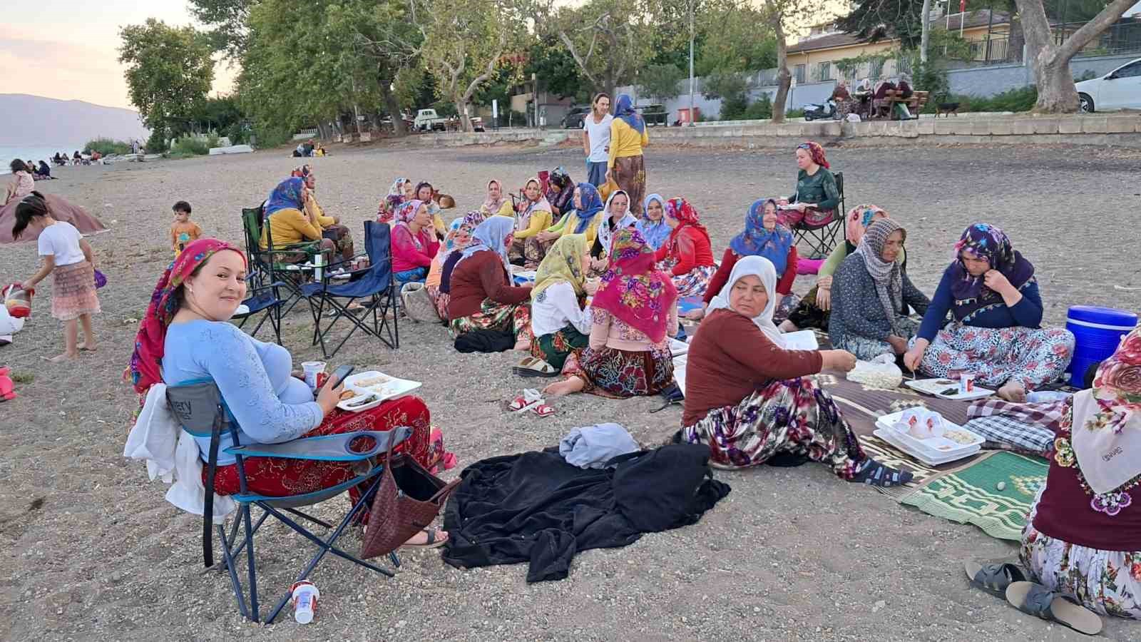 Kayınvalideler önce tarlada çalıştı, sonra eğlendi
