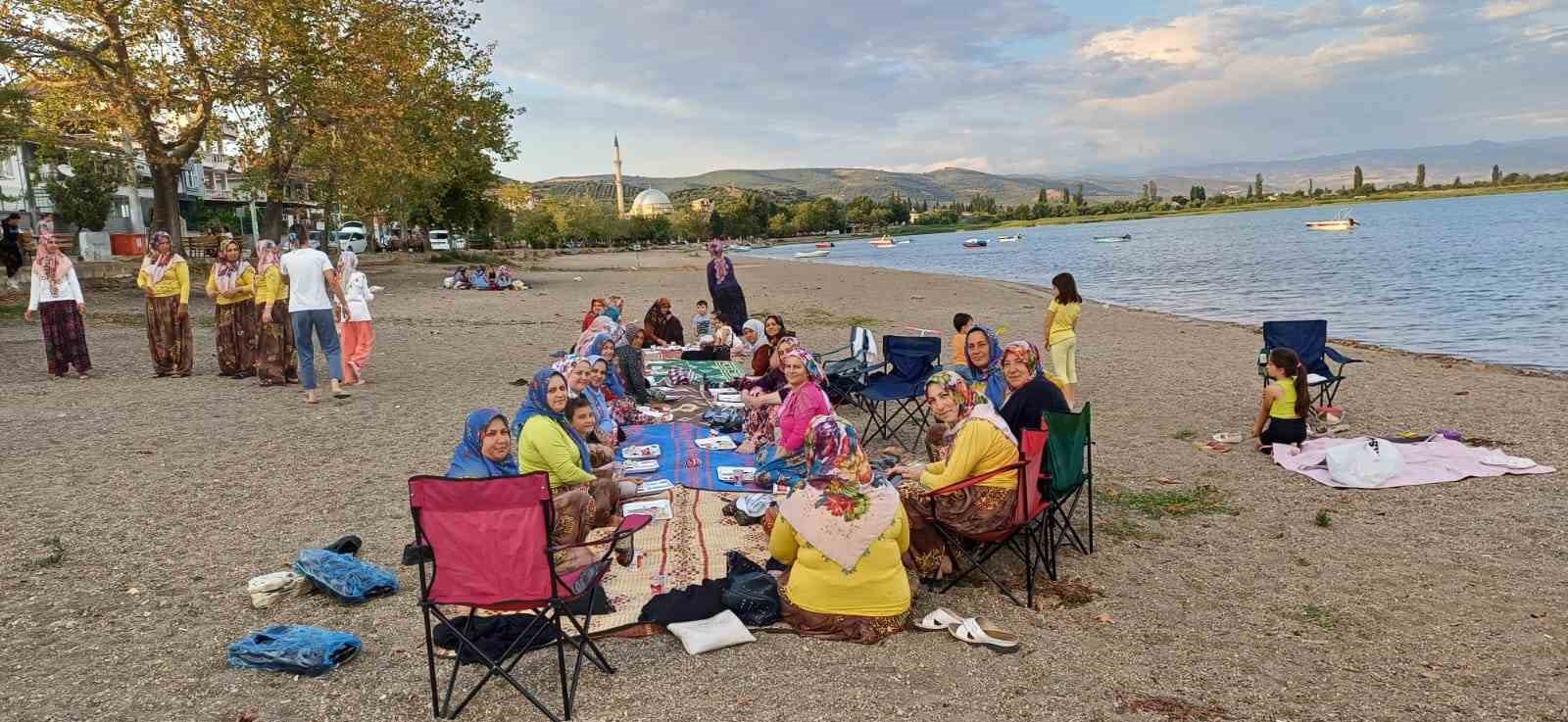 Kayınvalideler önce tarlada çalıştı, sonra eğlendi
