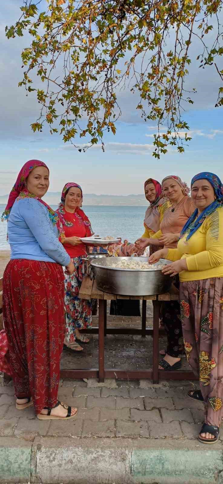 Kayınvalideler önce tarlada çalıştı, sonra eğlendi
