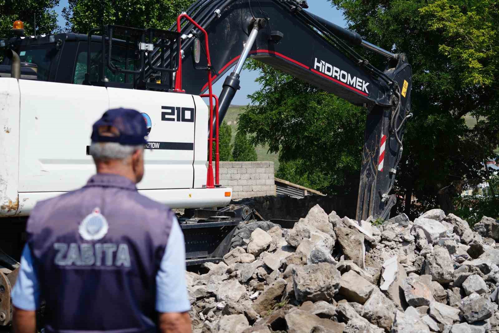 Kars belediyesi kenti metruk binalardan temizliyor
