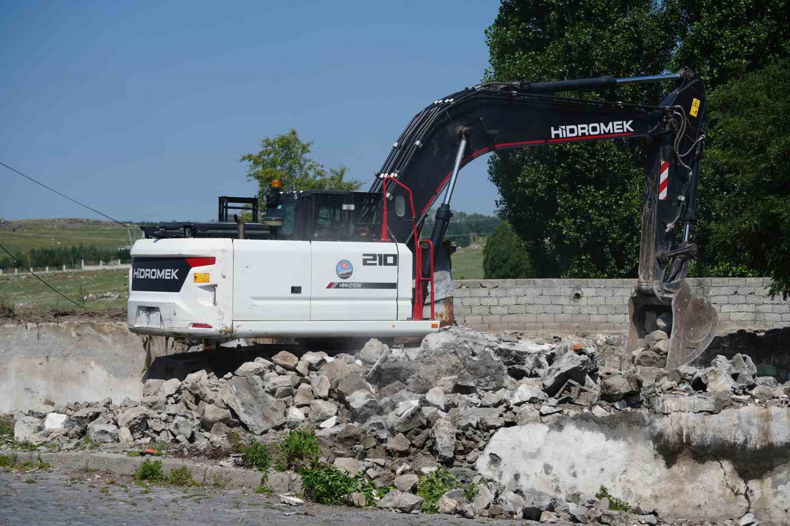 Kars belediyesi kenti metruk binalardan temizliyor
