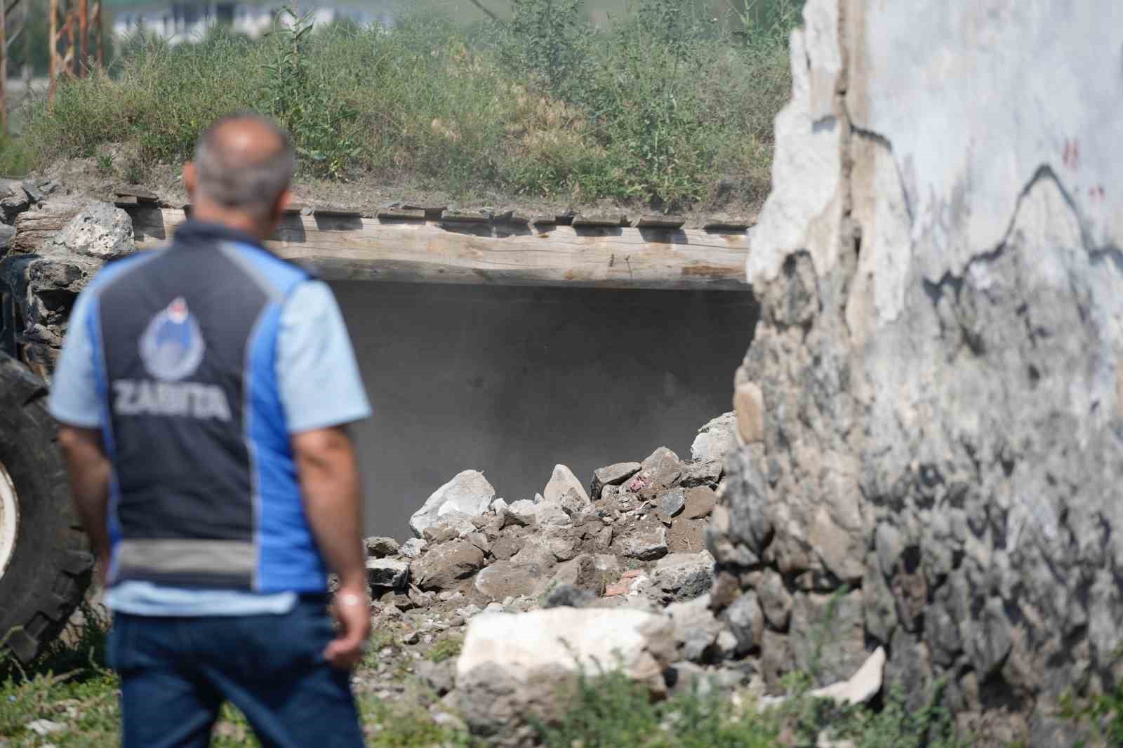 Kars belediyesi kenti metruk binalardan temizliyor
