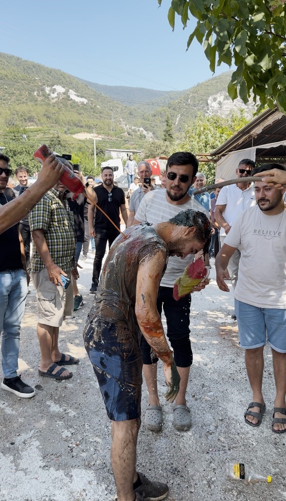 Damadı evleneceğine pişman ettiler, ketçap, sirke ve gres yağına buladılar
