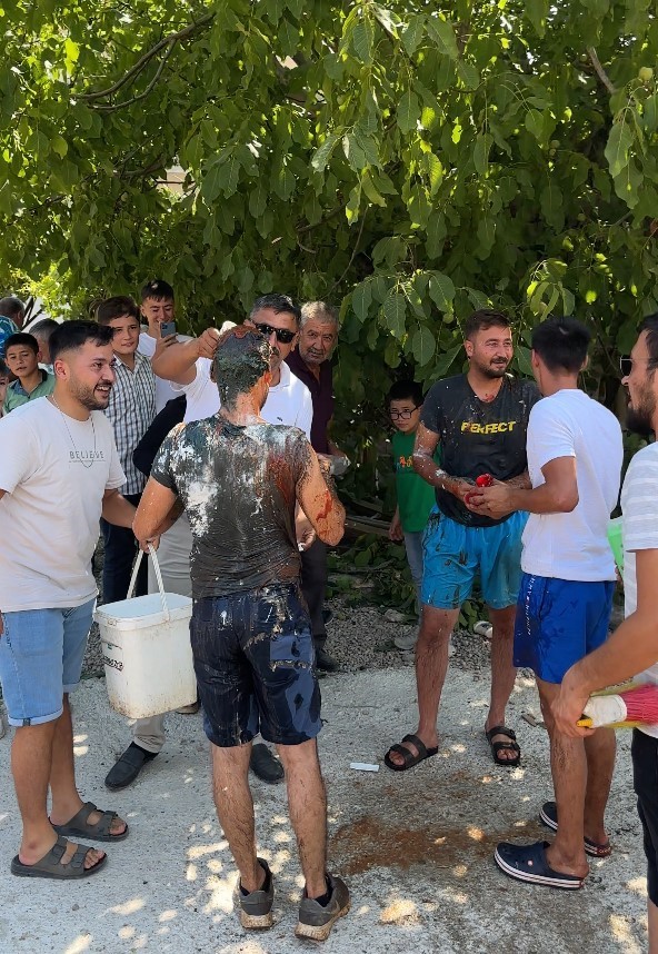 Damadı evleneceğine pişman ettiler, ketçap, sirke ve gres yağına buladılar
