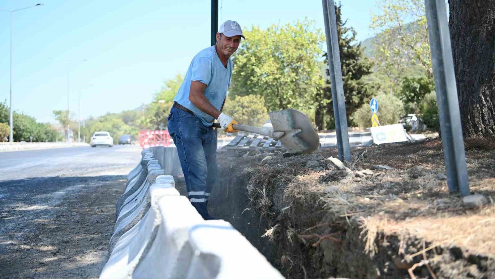 Güzelçamlı’nın refüj ve kavşaklarına estetik düzenleme
