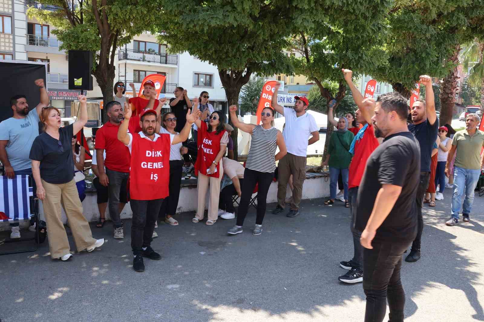 Kemalpaşa ve Çiğli belediyelerinden çıkarılan işçilerin eylemi sürüyor
