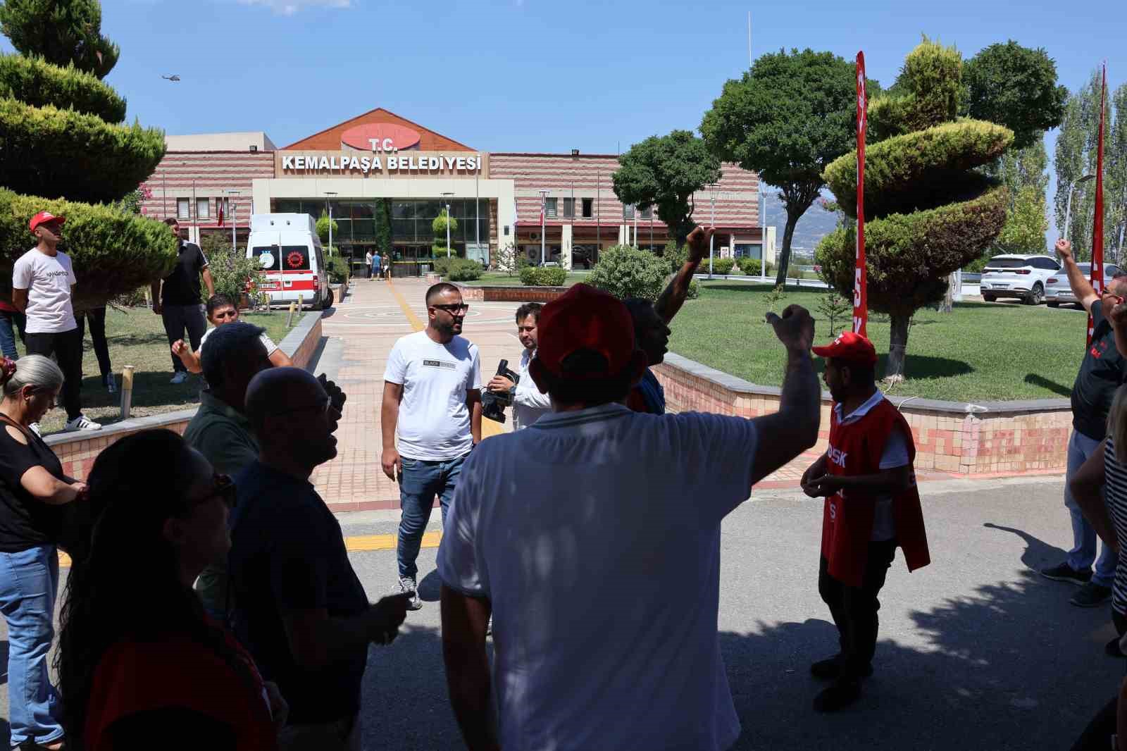 Kemalpaşa ve Çiğli belediyelerinden çıkarılan işçilerin eylemi sürüyor
