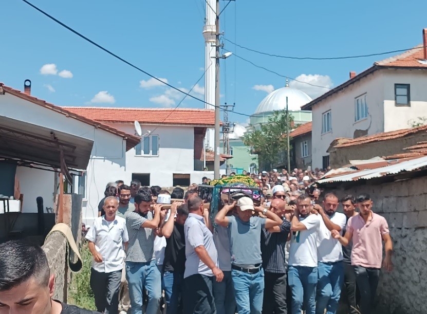 Düğün sonrası hayatlarını kaybeden gelin ve damat yan yana defnedildi
