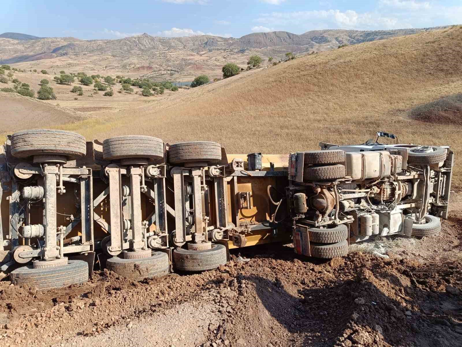 Mıcır yüklü kamyon devrildi: 1 ölü
