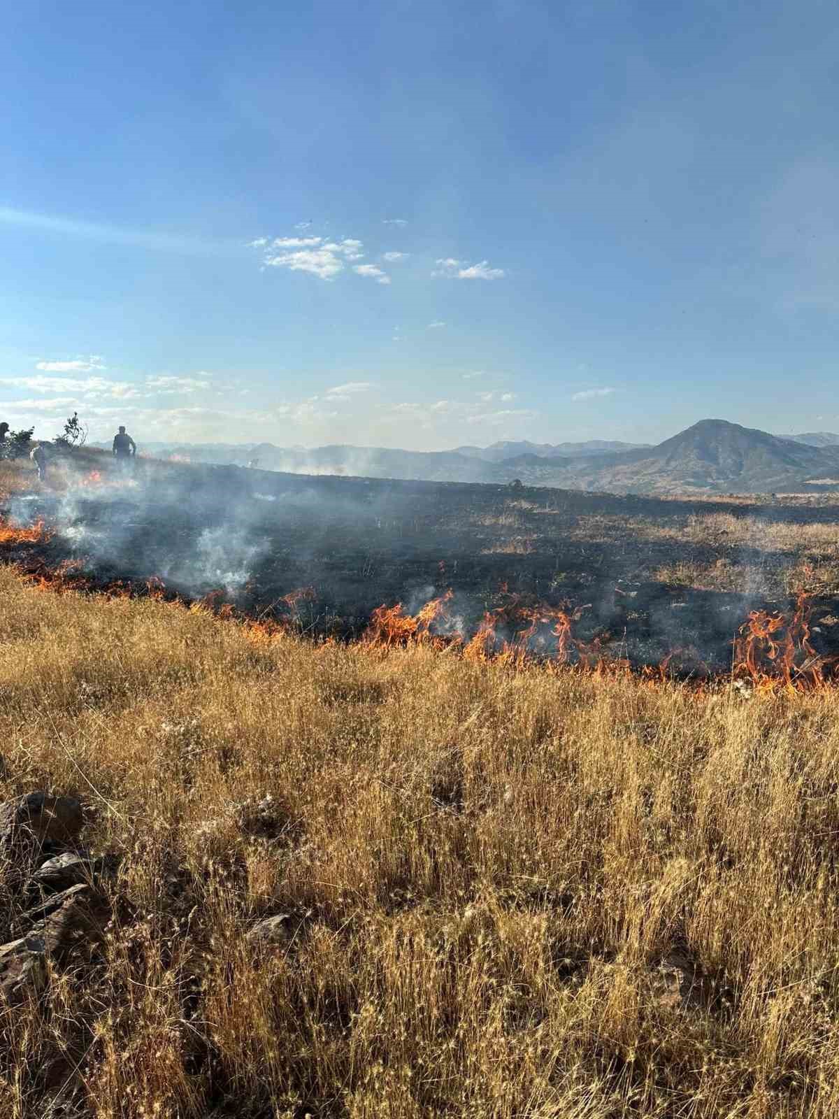 Tunceli’deki yangını söndürmek için asker devreye girdi
