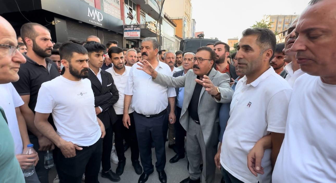 Yüksekova’da farklı aşiretlere mensup 2 grup arasında kavga çıktı: Şehrin ileri gelenlerinin araya girmesiyle kavga son buldu
