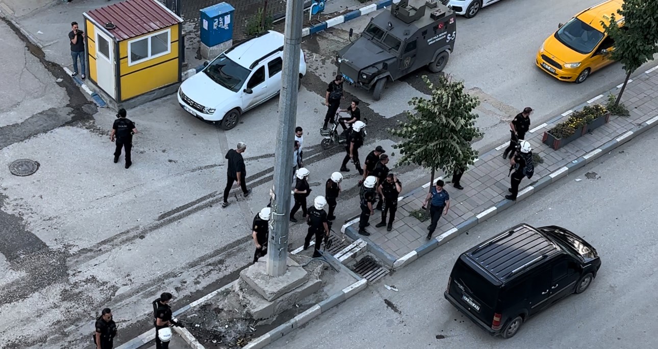 Yüksekova’da farklı aşiretlere mensup 2 grup arasında kavga çıktı: Şehrin ileri gelenlerinin araya girmesiyle kavga son buldu
