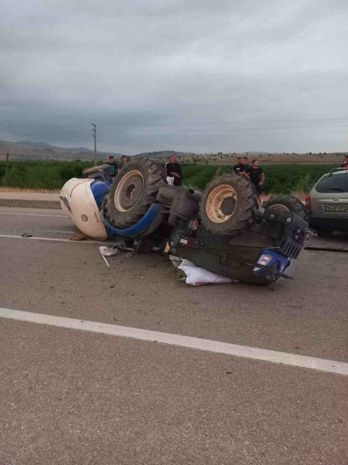 Traktör ile otomobil çarpıştı: 3 yaralı
