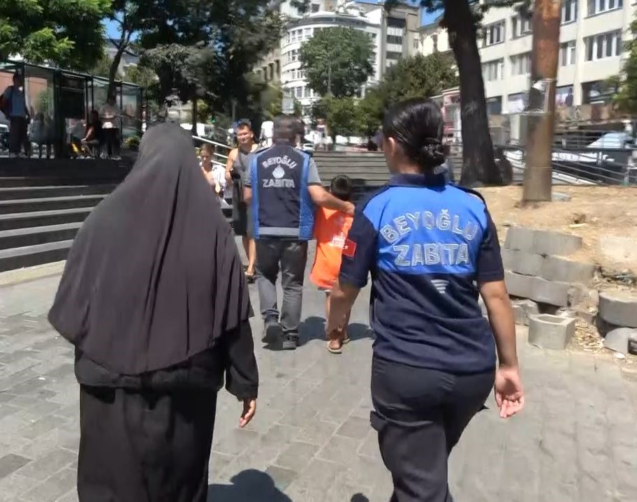 Beyoğlu’nda turistlerden aldığı parayı döviz bürosunda bozduran dilenci yakalandı
