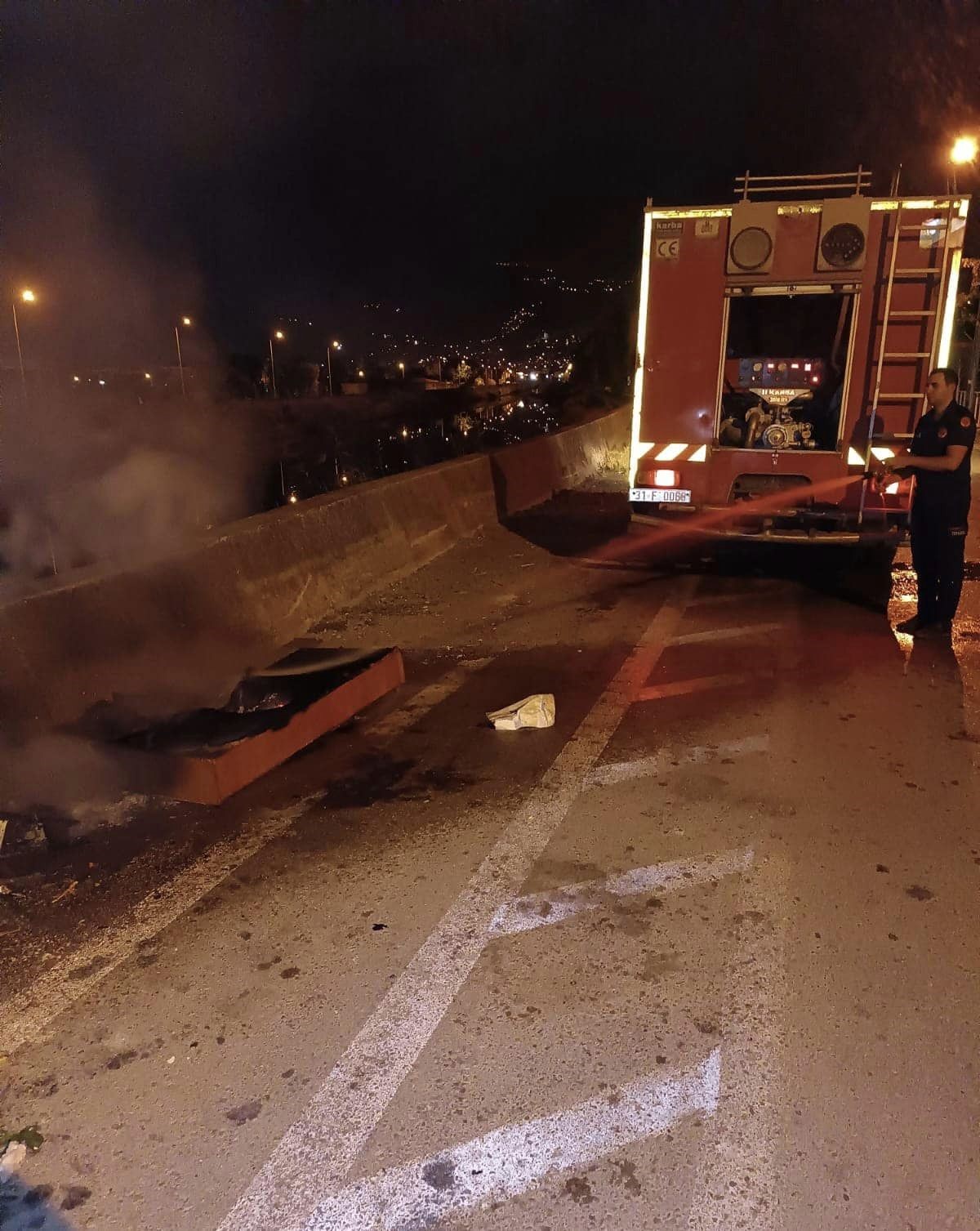 İskenderun’da çöp yangınını itfaiye ekipleri söndürdü
