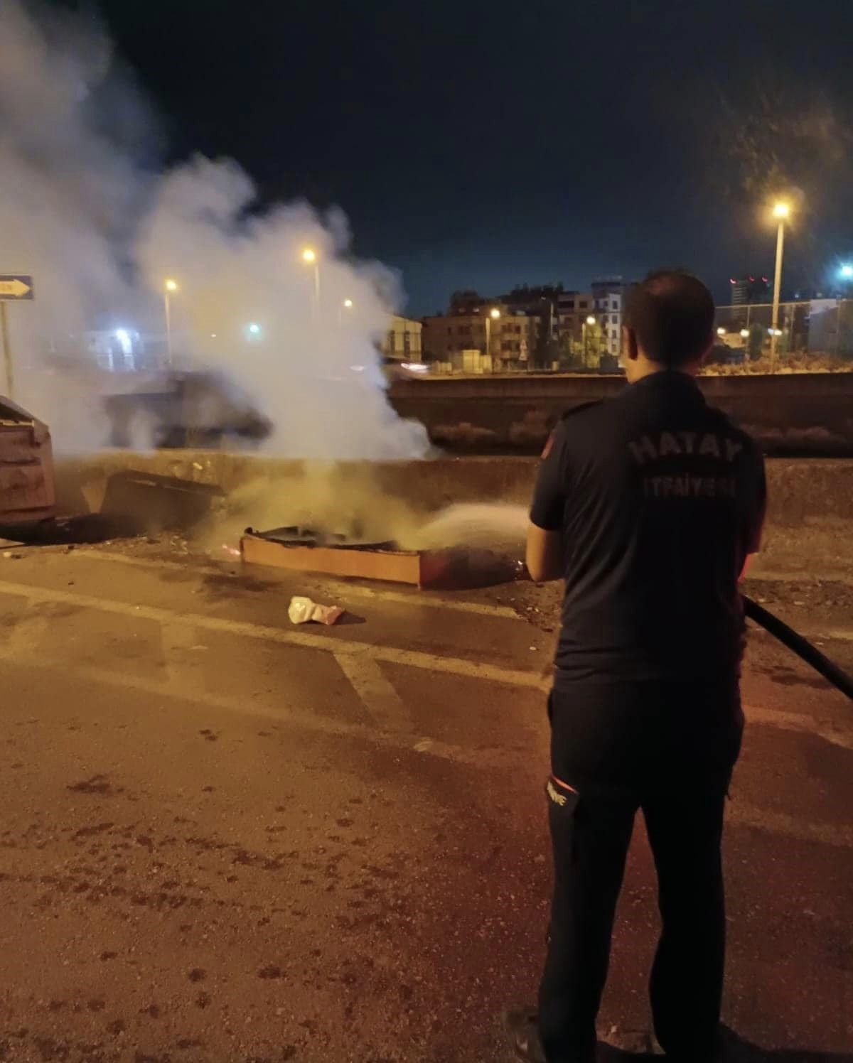 İskenderun’da çöp yangınını itfaiye ekipleri söndürdü
