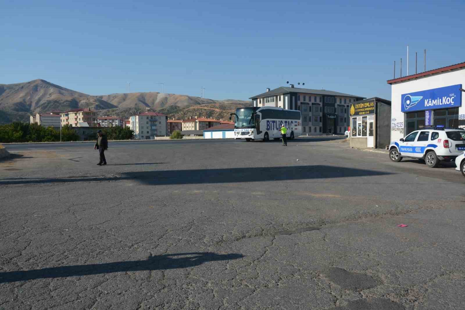 Bitlis polisi otobüse yolcu gibi binerek şoförü denetledi
