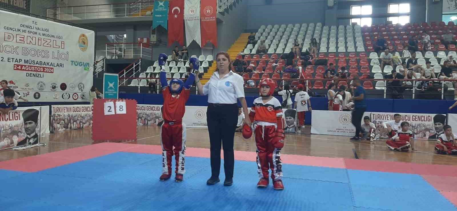 Gediz kickboks takımı Denizli’de yapılan turnuvadan madalyalarla döndü
