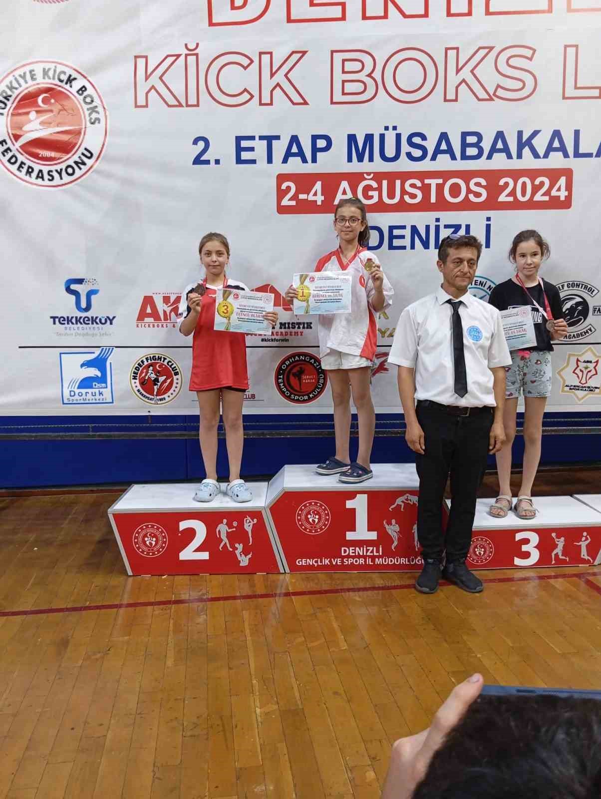 Gediz kickboks takımı Denizli’de yapılan turnuvadan madalyalarla döndü
