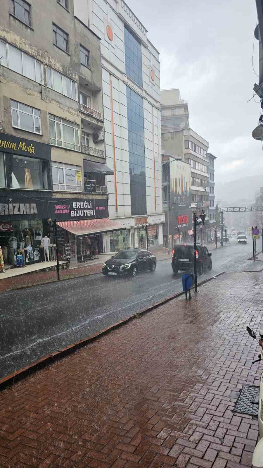 Karadeniz Ereğli’de aniden bastıran yağmur zor anlar yaşattı
