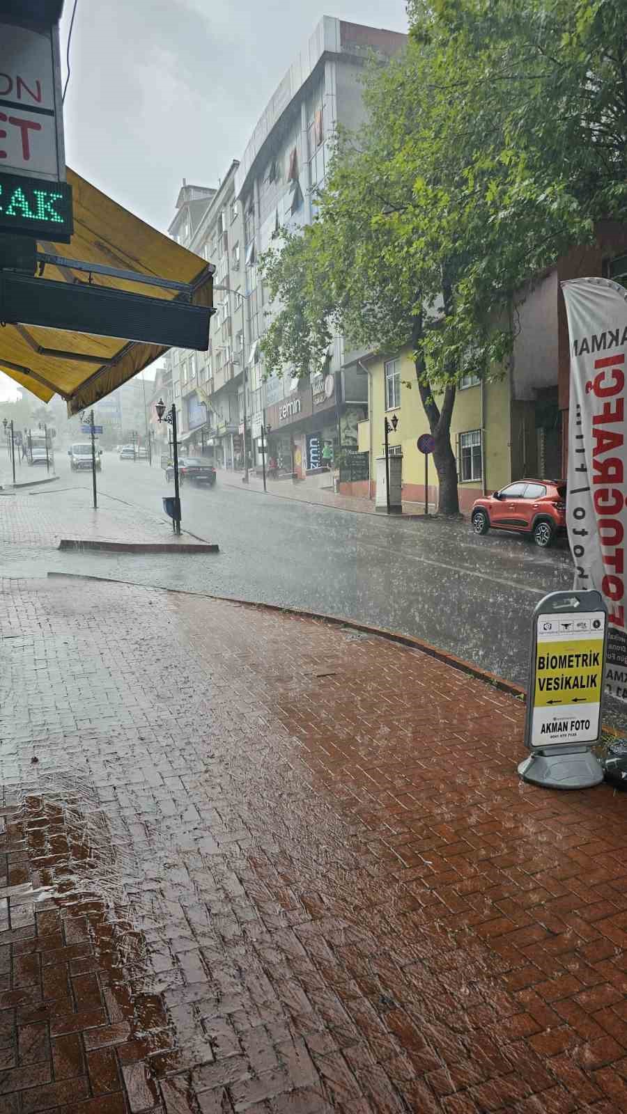 Karadeniz Ereğli’de aniden bastıran yağmur zor anlar yaşattı
