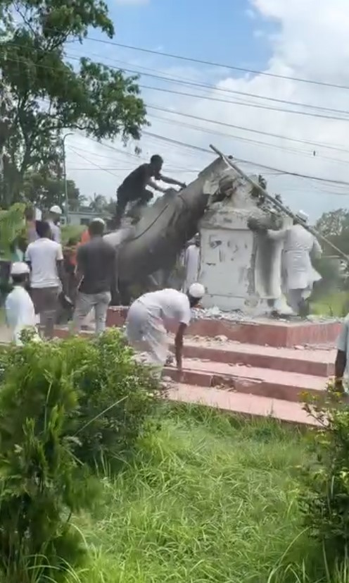 Bangaladeş’te halkın öfkesi dinmek bilmiyor: Mucibur Rahman heykelleri bir bir yıkılıyor
