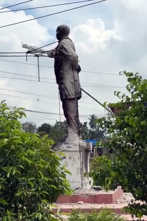 Bangaladeş’te halkın öfkesi dinmek bilmiyor: Mucibur Rahman heykelleri bir bir yıkılıyor
