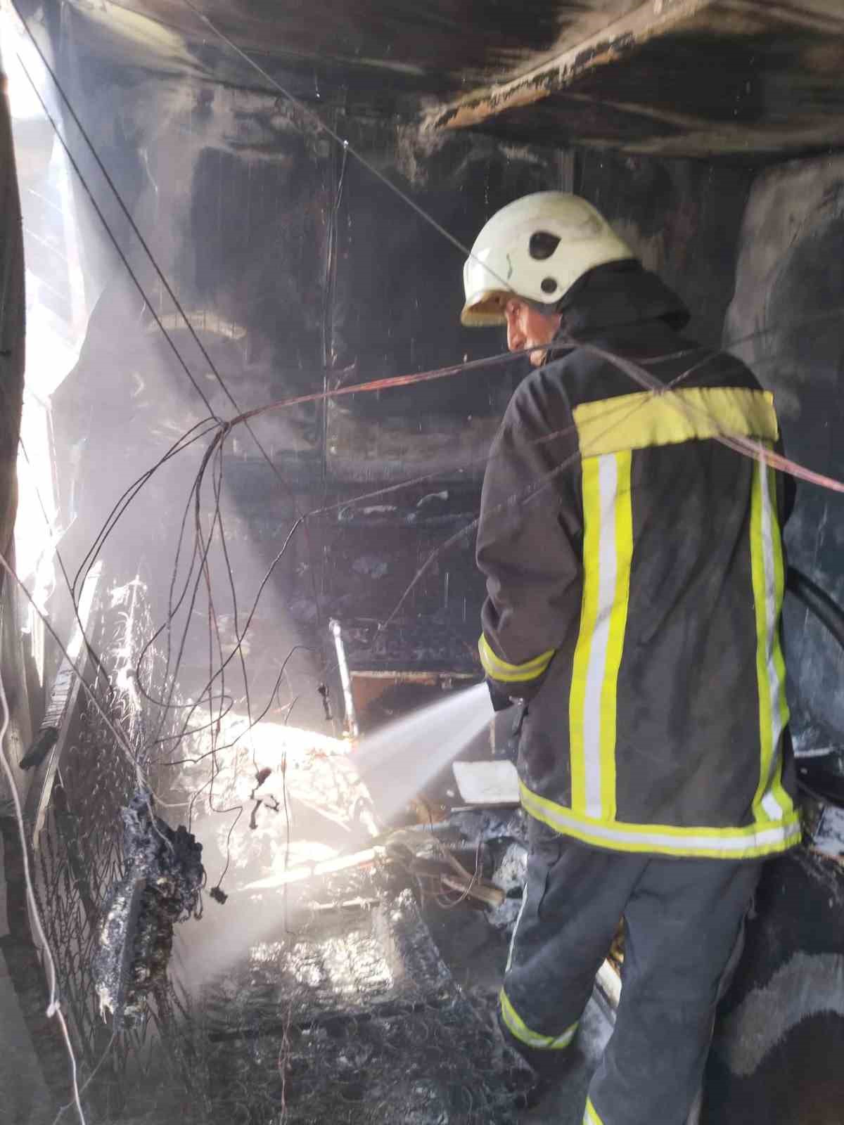 İskenderun’da çıkan yangında konteyner kullanılamaz hale geldi
