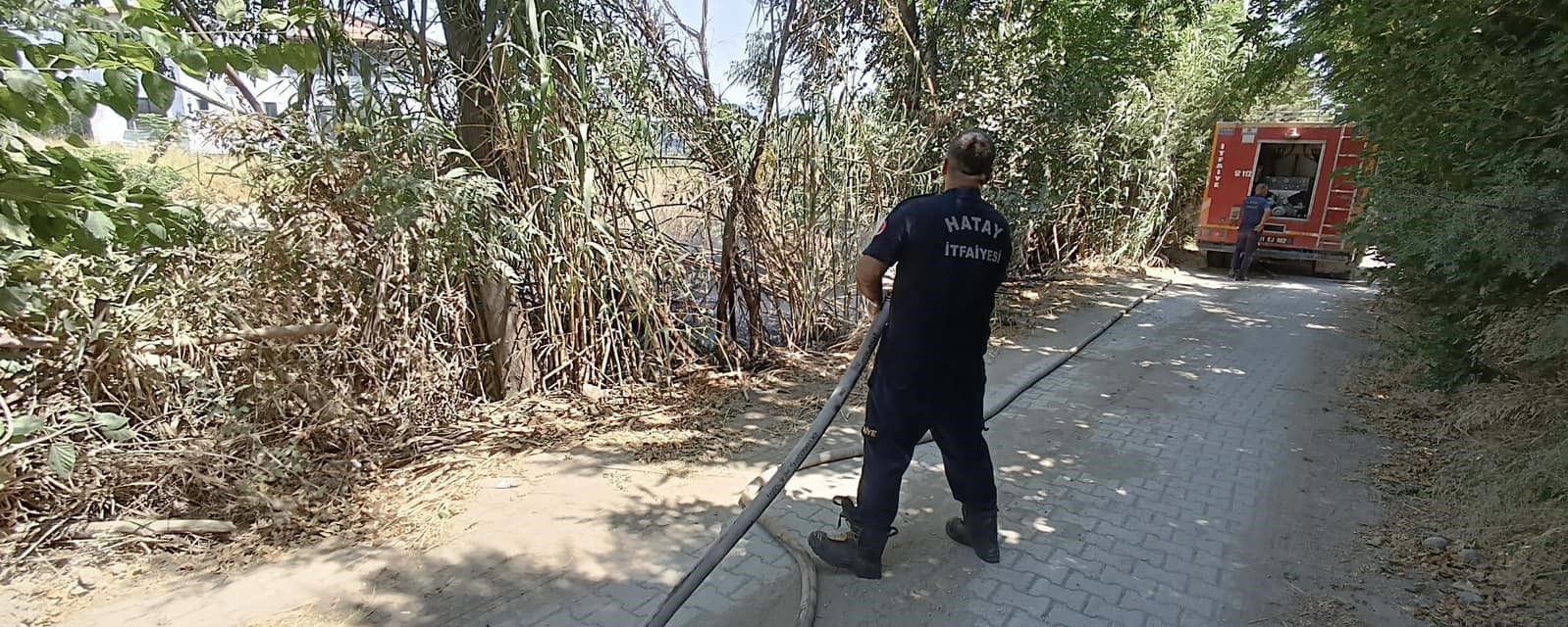 Defne’de çıkan bahçe yangını çevreye yayılmadan söndürüldü
