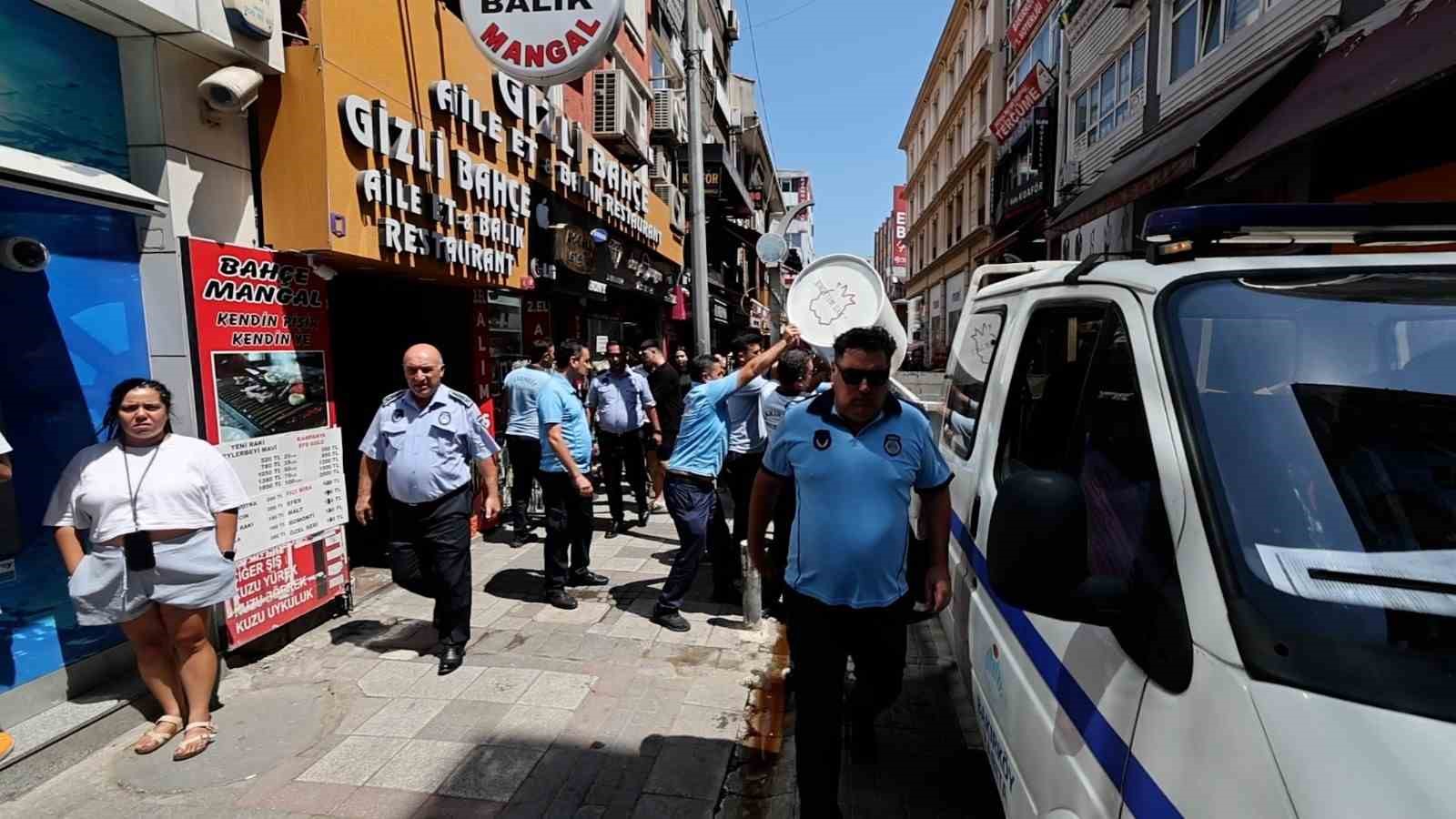 Bakırköy Belediyesi Zabıta Ekipleri kaldırım işgaline karşı denetim
