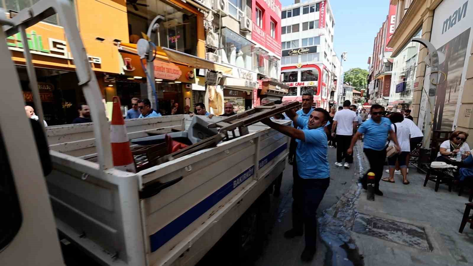 Bakırköy Belediyesi Zabıta Ekipleri kaldırım işgaline karşı denetim
