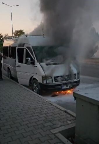 Antalya’da servis minibüsü alev alev yandı
