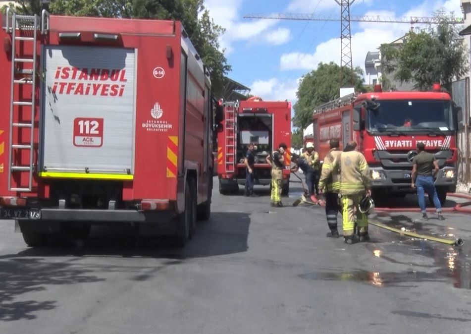 Avcılar’da kağıt geri dönüşüm deposunda korkutan yangın
