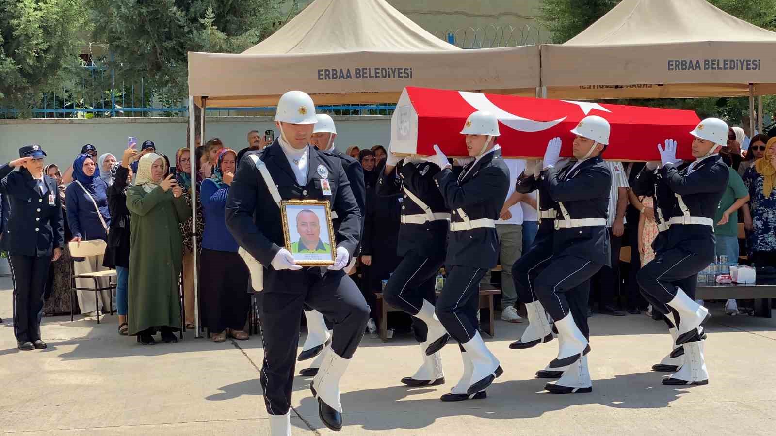 Tümörle mücadeleye yenik düşen polis memuru için anlamlı veda
