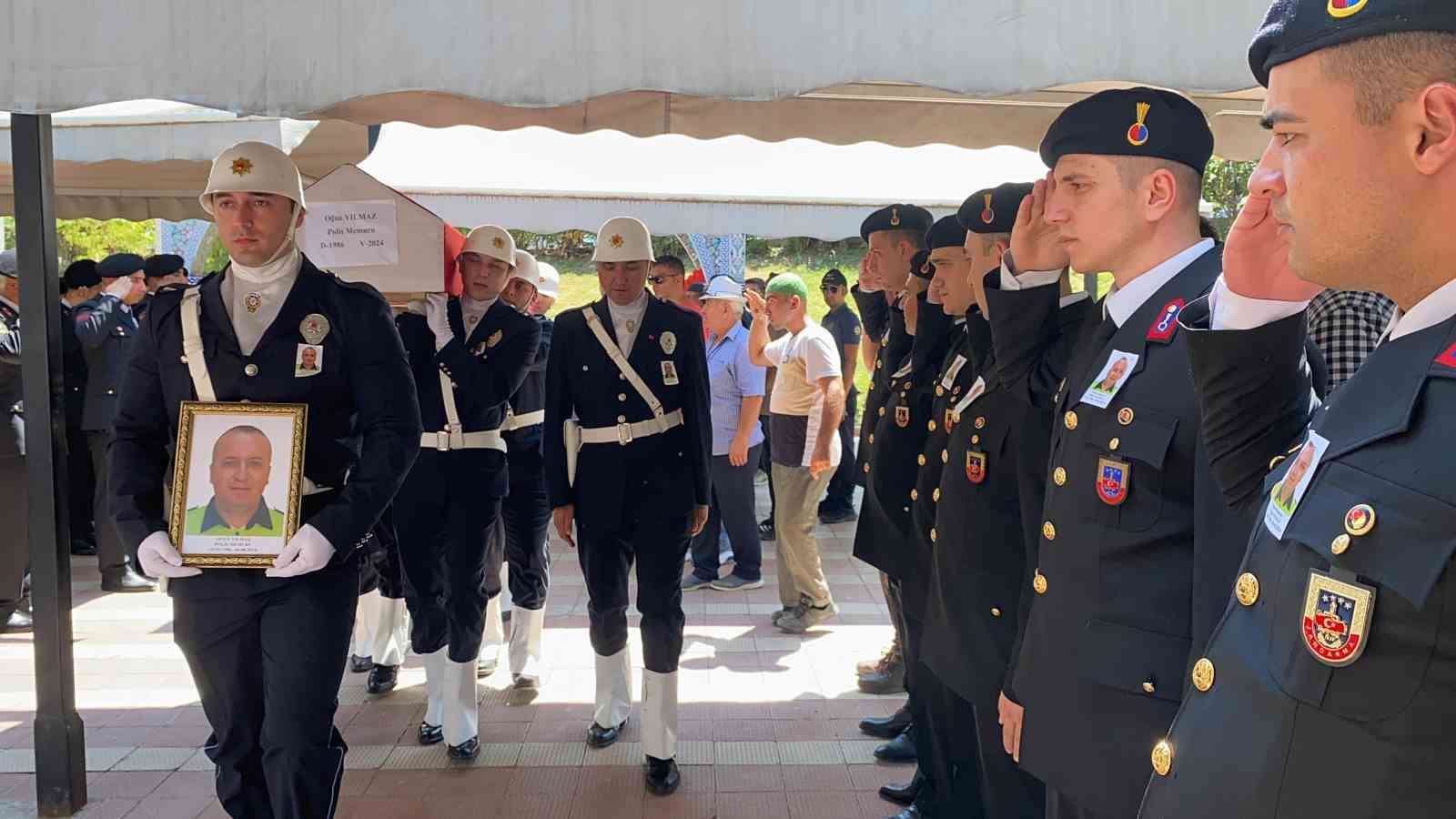 Tümörle mücadeleye yenik düşen polis memuru için anlamlı veda
